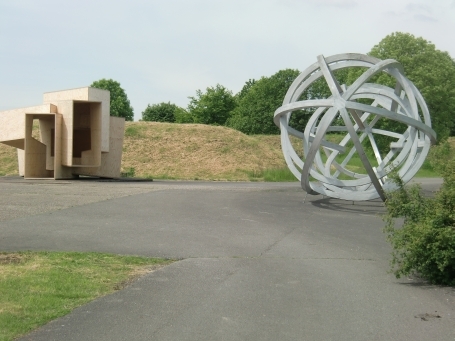 Raketenstation Hombroich : Im Bild links, Begehbare Skulptur ( Holzwerkstoff aus Finnland ), von Oliver Kruse